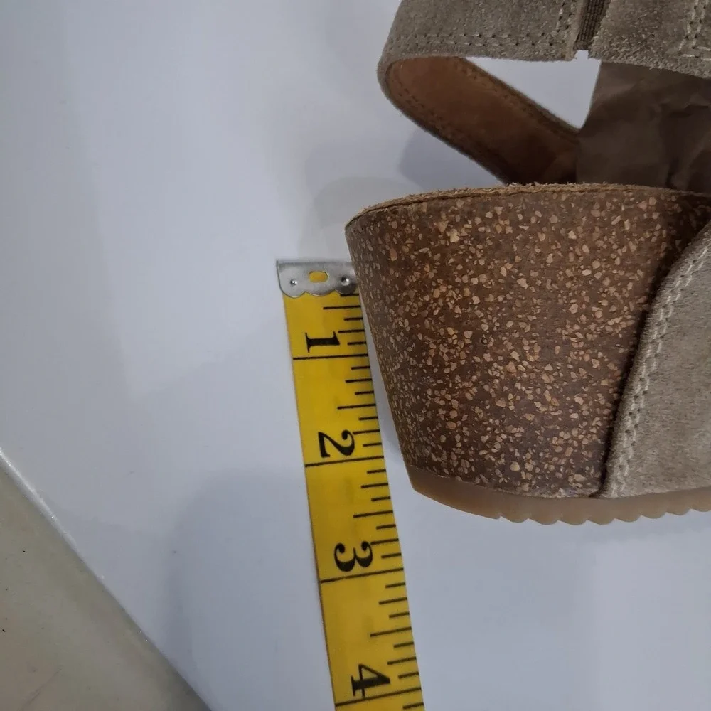 Comfortiva Kaelin Wedge Suede Tan Sandals Comfortable Everyday Memory Foam 8.5